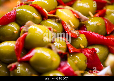 Insalata di olive al tipico spagnolo mercato alimentare Foto Stock