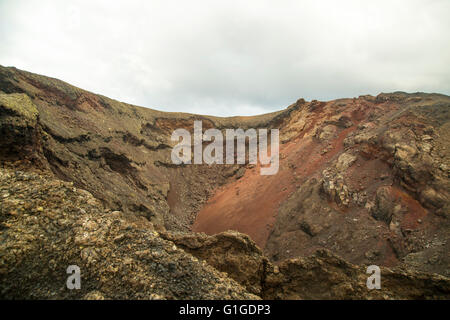 Il cratere di vulcano visto sulla Ruta de Los Volcanes, Parque Nacional de Timanfaya, parco nazionale, Lanzarote, Isole Canarie, Foto Stock