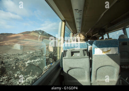 I turisti in gita in autobus sulla Ruta de Los Volcanes, Parque Nacional de Timanfaya, parco nazionale, Lanzarote, Isole Canarie, Foto Stock