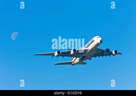 Airbus A380 da Singapore Airlines in decollo Foto Stock