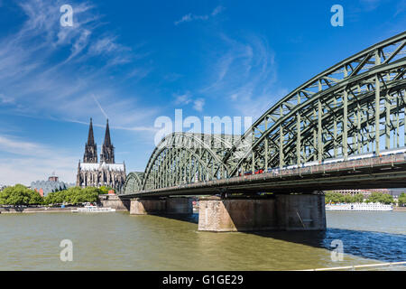 La cattedrale di Colonia con ponte di Hohenzollern e il fiume Reno in Germania Foto Stock