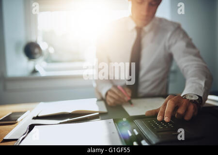 Uomo d affari lavorare su documenti, close up, avvocato commercialista concept Foto Stock