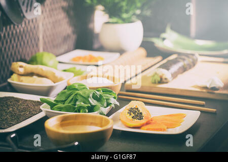 Rotolo di sushi di processo per la fabbricazione di materie makki piatti a base di frutti di mare freschi susi - immagine di stock Foto Stock