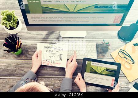 Designer's desk con sensibile web design concept. Foto Stock