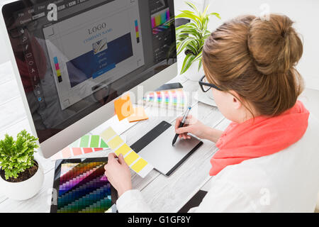 Graphic designer al lavoro. Campione di colore dei campioni. Foto Stock