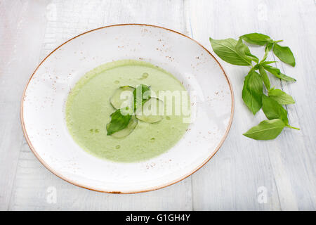 Fredda zuppa di cetriolo Foto Stock