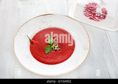 Pomodoro Zuppa Gazpacho con pepe e aglio Foto Stock