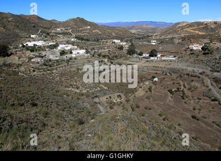 Paesaggio e piccolo villaggio Rambla Honda, in Sierra Alhamilla montagne, vicino a Nijar, Almeria, Spagna Foto Stock