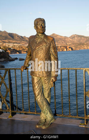 Il re Alfonso settimo ( escluso 1874 al 1885) della statua di F. Martin 2003, Nerja, provincia di Malaga, Spagna che commemora la sua visita Foto Stock