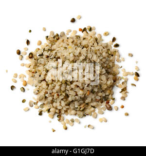 Cumulo di materie pelate semi di canapa su sfondo bianco Foto Stock