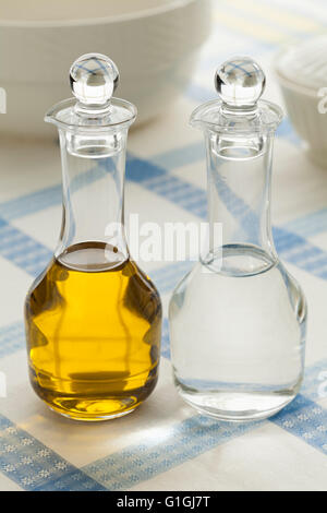 Olio e aceto bottiglie per condimento Foto Stock