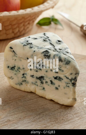 In stile tradizionale francese di formaggio di capra con stampo commestibili Foto Stock
