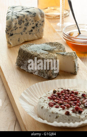 Tradizionale Francese vassoio di formaggio con una varietà di formaggi Foto Stock
