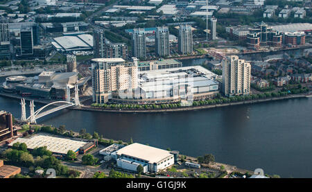 Foto aerea di Salford Quays con prua del ponte di sollevamento e lowry outlet shopping center sul lato opposto del dock Foto Stock