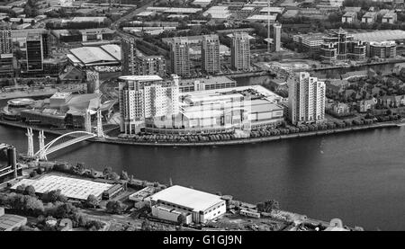 Foto aerea di Salford Quays con prua del ponte di sollevamento e lowry outlet shopping center sul lato opposto del dock Foto Stock