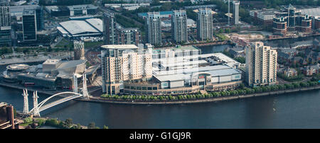 Foto aerea di Salford Quays con prua del ponte di sollevamento e lowry outlet shopping center sul lato opposto del dock Foto Stock