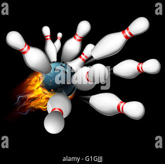 Una fiammante palla da bowling smashing nei pin ottenendo uno sciopero Foto Stock