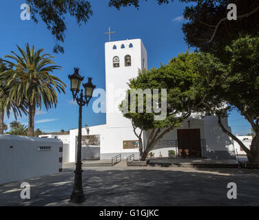 Imbiancati storica chiesa di Nuestra Señora de la Encarnación in Haria, Lanzarote, Isole Canarie, Spagna Foto Stock