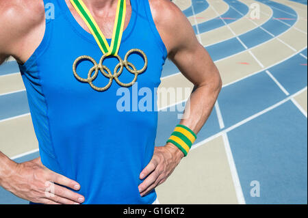 NEW YORK CITY - Agosto 20, 2015: atleta con anelli olimpici medaglia d'oro sul giallo e verde sorge a nastro in corrispondenza della via di corsa. Foto Stock