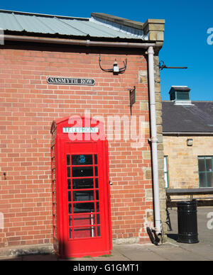 Telefono rosso sull'angolo di strada Inghilterra Ray Boswell Foto Stock