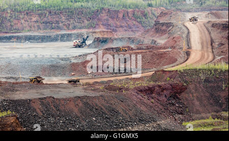 Taconite il minerale di ferro di miniera di striscia nella gamma di Mesabi, Minnesota Foto Stock