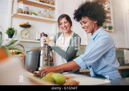 Juice Bar dipendenti dietro il contatore preparazione organica e succhi di frutta freschi. Foto Stock