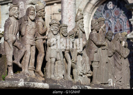 Sculture in pietra sul calvario all'interno della parrocchia vicina, Saint-Thegonnec, Finisterre, Bretagna, Francia, Europa Foto Stock