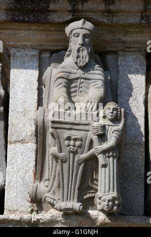 Sculture in pietra sul calvario all'interno della parrocchia vicina, Guimiliau, Finisterre, Bretagna, Francia, Europa Foto Stock