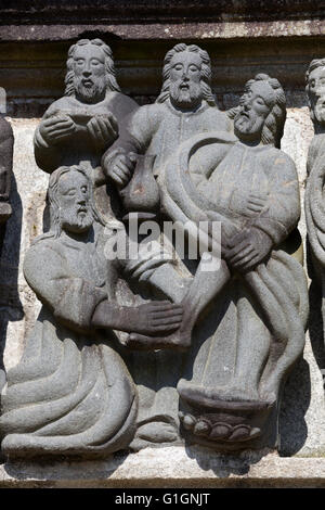 Scultura in pietra sul calvario all'interno della parrocchia vicina, Guimiliau, Finisterre, Bretagna, Francia, Europa Foto Stock