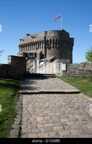 Il Castello e il Musee de Dinan, Dinan, Cotes d'Armor Bretagna, Francia, Europa Foto Stock