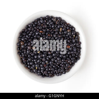 Ciotola di Beluga lenticchia neri isolati su sfondo bianco, vista dall'alto Foto Stock