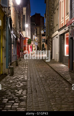 Strada di ciottoli nella città vecchia di notte, Rue de l'homme de bois, Honfleur, in Normandia, Francia, Europa Foto Stock