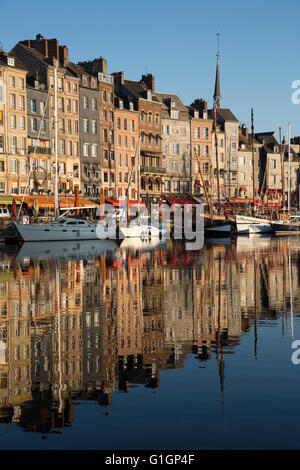 Santa Caterina Quay nel Vieux Bassin, Honfleur, in Normandia, Francia, Europa Foto Stock