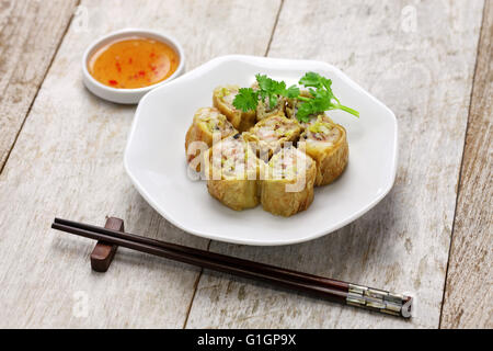 Gamberi fritti ( tofu tofu ) rotoli di pelle, cinese dim sum cibo Foto Stock