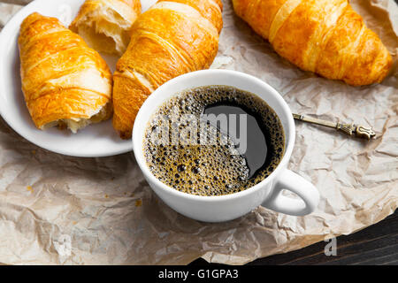 Tazza di caffè espresso con cornetti freschi Foto Stock