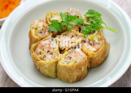 Gamberi fritti ( tofu tofu ) rotoli di pelle, cinese dim sum cibo Foto Stock