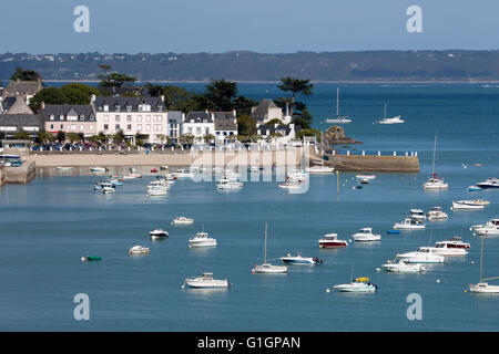 Vista della spiaggia e barche nel porto, Locquirec, Finisterre, Bretagna, Francia, Europa Foto Stock