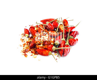 Secchi peperoncino rosso e scaglie di peperoncino isolato Foto Stock