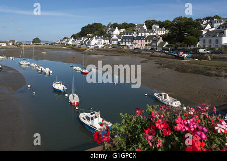 Villaggio di pescatori che si trova accanto a riviere de Morlaix, Le Dourduff en mer, Finisterre, Bretagna, Francia, Europa Foto Stock