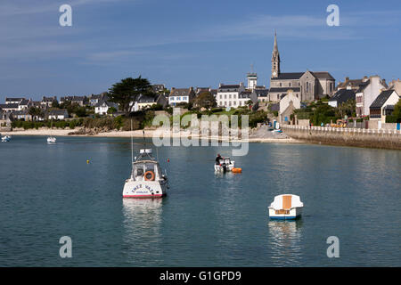 Vista del porto e chiesa, Ile de Batz, vicino a Roscoff, Finisterre, Bretagna, Francia, Europa Foto Stock