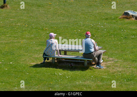 Coppia di anziani rilassante sulla panchina di Rathmullan, County Donegal, Irlanda. Foto Stock