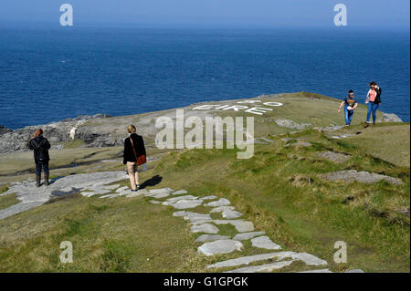 WWII marcatore di navigazione con la parola Eire (Irlanda) su una piana a Malin Head County Donegal è stata dipinta su pietra bianca in Foto Stock