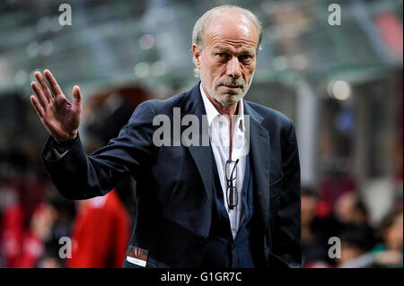Milano, Italia. 14 maggio 2016: Walter Sabatini, direttore del calcio di come Roma, guarda sulla prima serie di una partita di calcio tra AC Milan e AS Roma. Sabatini ha annunciato che lascerà il suo team alla fine di questa stagione. Credito: Nicolò Campo/Alamy Live News Foto Stock