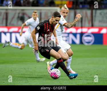 Milano, Italia. 14 maggio 2016: Mattia De Sciglio (sinistra) e Radja Nainggolan competere per la palla durante la serie di una partita di calcio tra AC Milan e AS Roma. Credito: Nicolò Campo/Alamy Live News Foto Stock