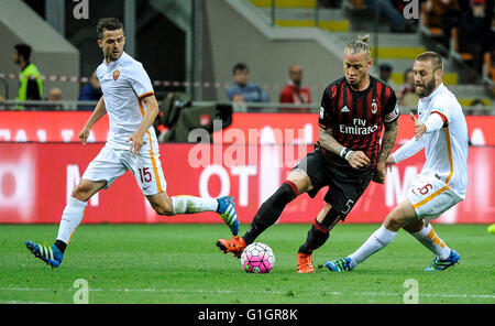 Milano, Italia. 14 maggio 2016: Miralem Pjanic (sinistra), Philippe Mexes e Daniele De Rossi competere per la palla durante la serie di una partita di calcio tra AC Milan e AS Roma. Credito: Nicolò Campo/Alamy Live News Foto Stock