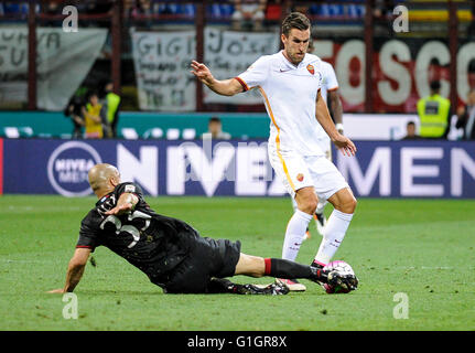 Milano, Italia. 14 maggio 2016: Alex (sinistra) e Kevin Strootman competere per la palla durante la serie di una partita di calcio tra AC Milan e AS Roma. Credito: Nicolò Campo/Alamy Live News Foto Stock