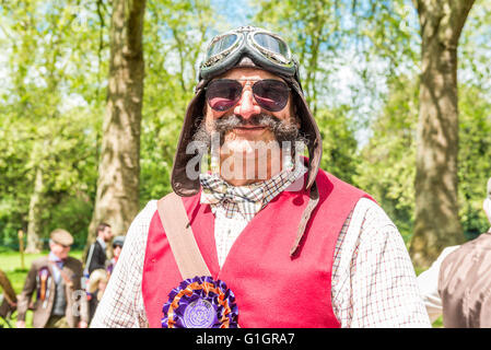 London, Regno Unito - 14 Maggio 2016: Tweed Run (corsa in bicicletta con uno stile) a pic-nic nei pressi Albert Memorial a Kensington Gardens e Hyde Park. Uomo con un baffi Pallina natale decorazioni e un casco Credito: Elena Chaykina/Alamy Live News Foto Stock