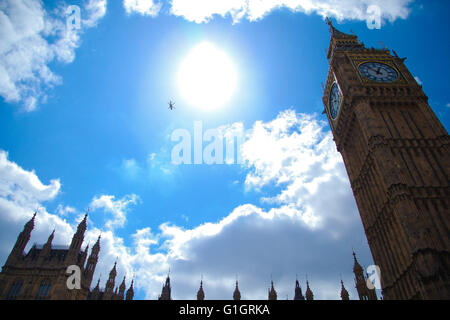 Londra, UK 14 Maggio 2016 - Vista del Big Ben in una giornata calda e soleggiata Credito: Dinendra Haria/Alamy Live News Foto Stock