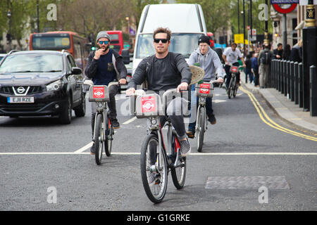 Londra, UK 14 Maggio 2016 - Bike predatori sul Westminster Bridge in una giornata calda e soleggiata. Credito: Dinendra Haria/Alamy Live News Foto Stock