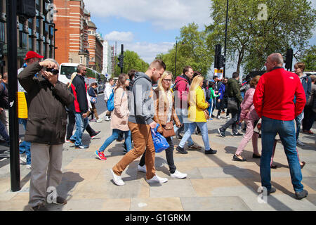 Londra, UK 14 Maggio 2016 - la gente sul Westminster Bridge in una giornata calda e soleggiata. Credito: Dinendra Haria/Alamy Live News Foto Stock